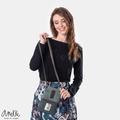 Mulher a usar saco de ombro pequeno cinzento com detalhes escuros