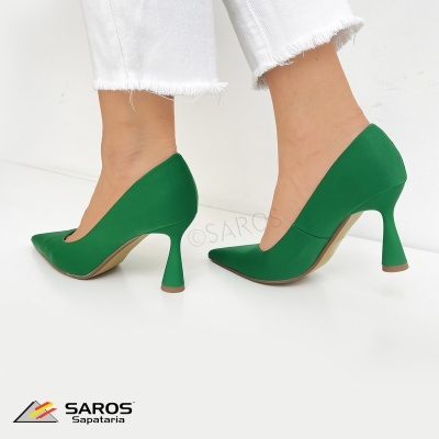 Sapatos de salto alto verdes com salto curvo usados com calças brancas