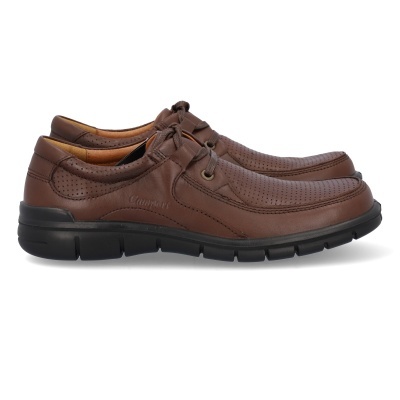 Sapatos castanhos de pele com sola preta e detalhes perfurados