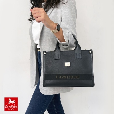 Mala de mão preta em pele com logo Cavalinho