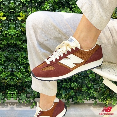 Ténis New Balance castanho, bege e branco com sola preta e logótipo N