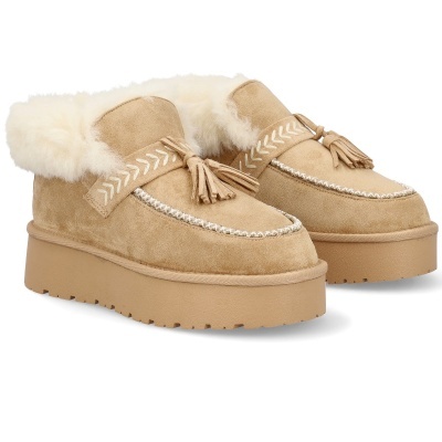 Sapatos mocassim bege com pelo branco e plataforma
