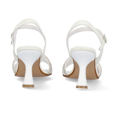 Par de sandálias femininas de salto alto branco com tiras e detalhes em pedraria