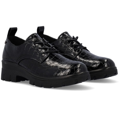 Sapatos pretos com textura de pele de crocodilo e sola grossa