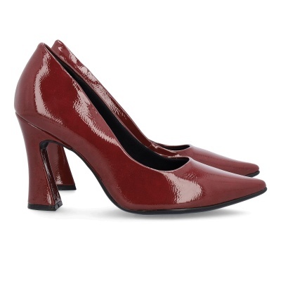 Sapatos de salto alto vermelhos em verniz com bico fino