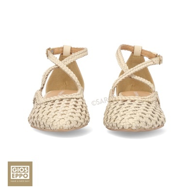 Sapatilhas femininas bege trançadas com tiras cruzadas no tornozelo da marca Gios Eppo
