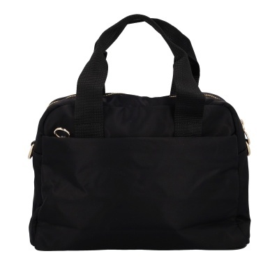 Bolsa preta de tecido com alças curtas e fecho dourado