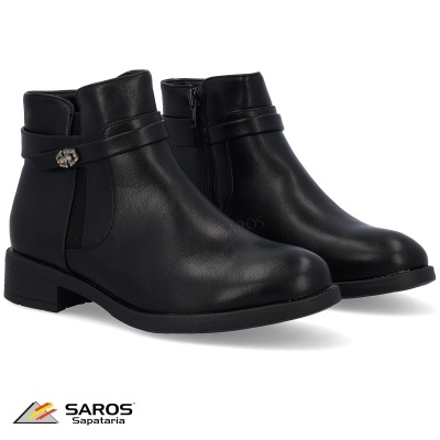 Botas pretas em pele com fecho lateral e fivela prateada