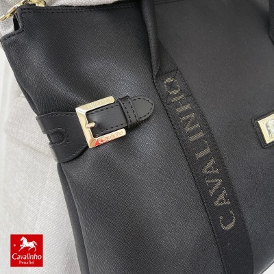 Mala preta Cavalinho com alça e fivela dourada