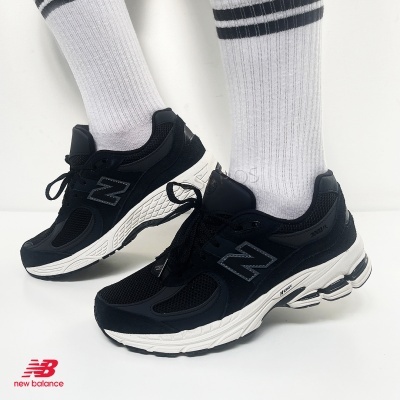 Ténis New Balance 2002R pretos com sola branca e meias brancas