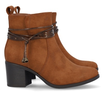 Botas castanhas de salto médio em camurça com detalhes em couro e pendentes metálicos