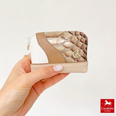 Carteira ou porta-moedas pequena em padrão crocodilo castanho e bege com logótipo CV dourado