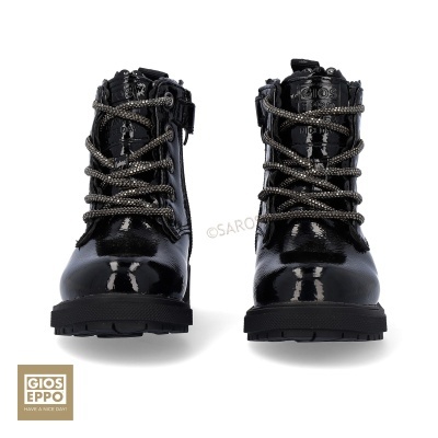 Botas pretas de verniz com atacadores cinza carvão e pretos