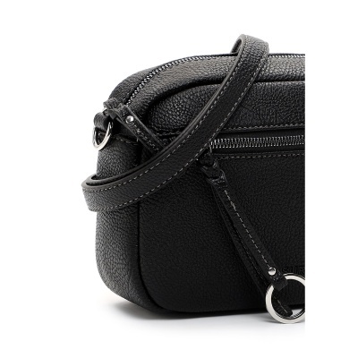 Mala preta tiracolo com textura de pele e zipper metálico