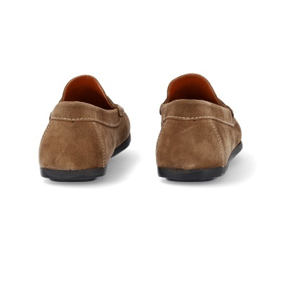 Mocassins castanhos em camurça vistos de trás