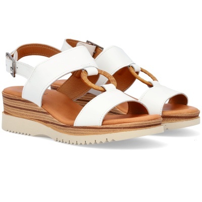 Sandálias brancas com sola alta e tiras de pele com detalhe em anel