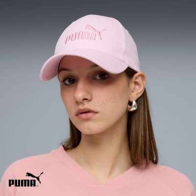 Boné rosa claro com bordado PUMA usado por mulher com camisola rosa