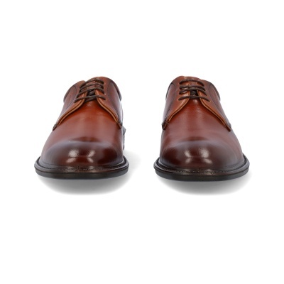 Par de sapatos sociais castanhos em pele com atacadores