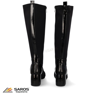 Botas altas pretas com salto quadrado e detalhes brilhantes na traseira