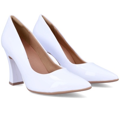 Par de sapatos de salto alto femininos brancos com acabamento brilhante