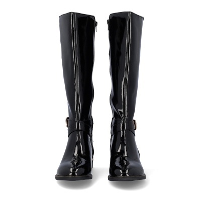 Botas pretas altas de verniz com costuras brancas e fivela no tornozelo