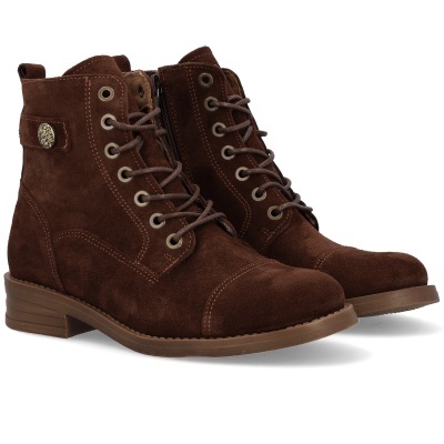 Botas castanhas em camurça com atacadores e fecho lateral.