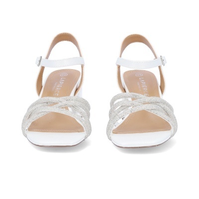 Sandálias brancas com tiras decoradas e fivela metálica.