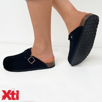 Mule preto feminino com fivela e sola de cortiça