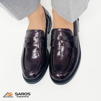 Mocassins femininos em verniz castanho muito escuro usados