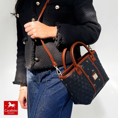 Mulher com mala Cavalinho preto com detalhes castanhos