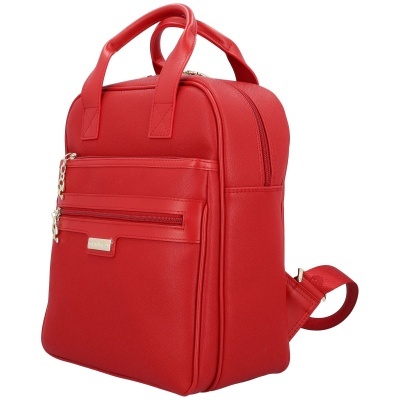 Mochila vermelha com bolsos e alças, textura lisa e etiquetas metálicas.