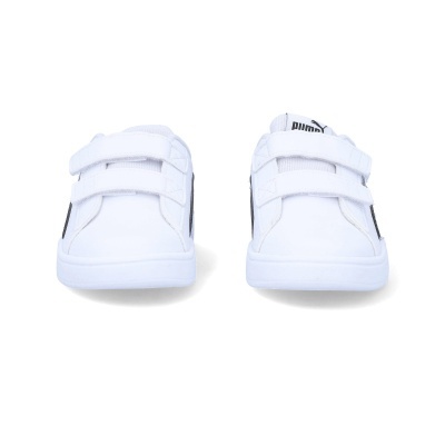 Sapatilhas infantis brancas com fecho de velcro e detalhes pretos