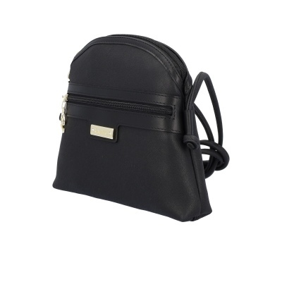 Mala preta pequena com fecho de correr e etiqueta metálica