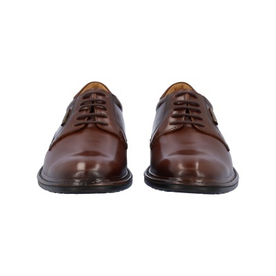 Sapatos sociais masculinos em couro castanho com cadarços