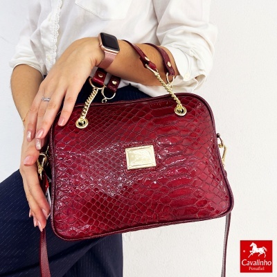 Mala vermelha com padrão crocodilo e detalhes dourados