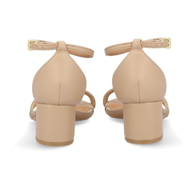 Sandálias bege de salto médio com tiras finas e fivela dourada