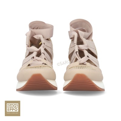 Ténis femininos bege com sola branca e castanha e fitas para atar no tornozelo