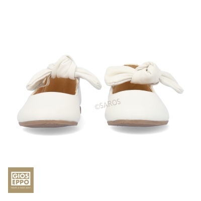 Sapatos brancos de senhora com laço