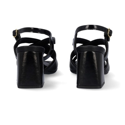 Sandálias pretas com salto quadrado e tiras finas com fivelas douradas