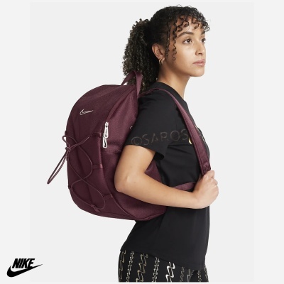 Mochila Nike vinho com cordões e fechos metálicos usada por modelo com t-shirt preta