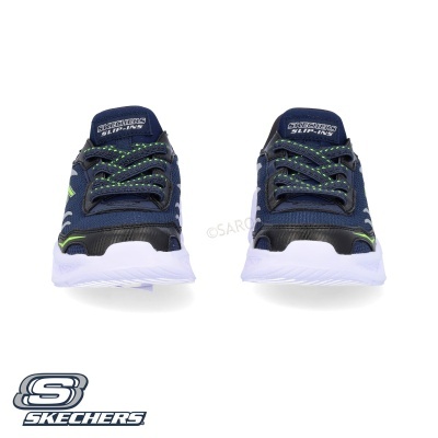 Sapatilhas azuis Skechers com detalhes verdes vistas de frente