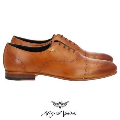 Sapatos masculinos de couro castanho com detalhes perfurados e atacadores castanhos