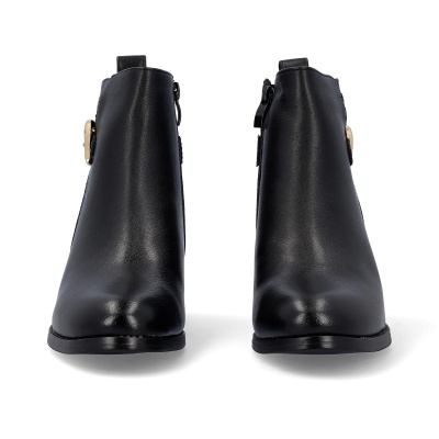 Botins pretos de couro sintético com fivela dourada