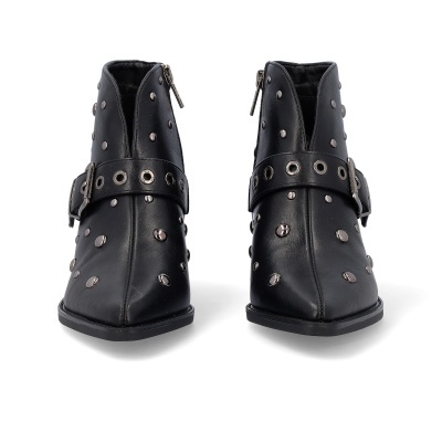 Botas pretas com rebites e fivela
