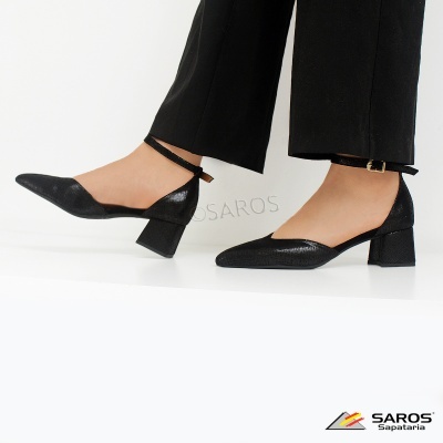 Sapatos pretos de salto quadrado médio com tiras finas