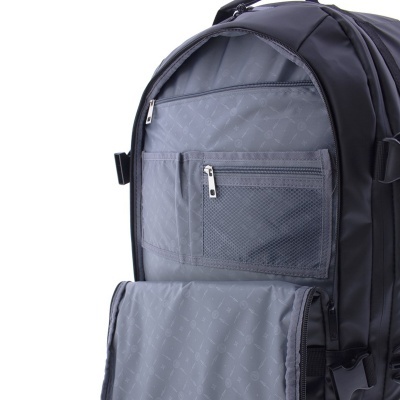 Mochila preta aberta com interior cinzento e bolsos com fecho