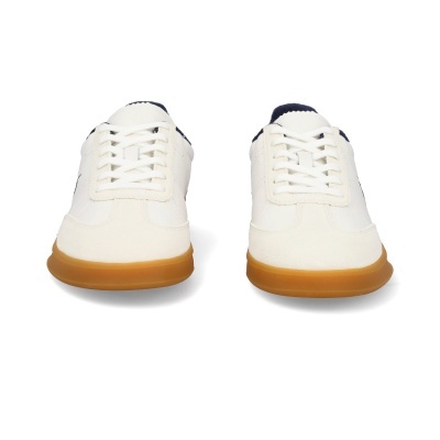 Par de sapatilhas brancas com sola castanha clara e detlhe azul escuro