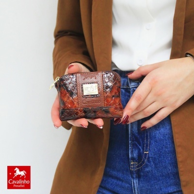 Carteira pequena em couro marrom com textura de pele de reptil e etiqueta metálica DGY
