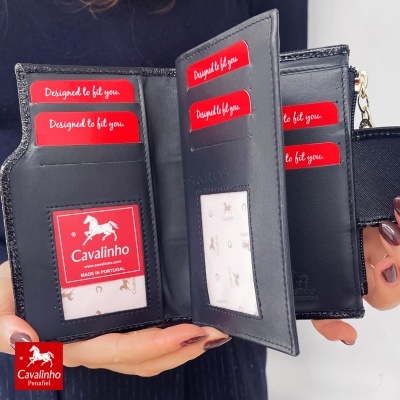 Carteira preta Cavalinho em couro com compartimentos para cartões e etiquetas vermelhas