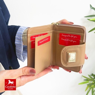 Carteira castanha clara em pele sintética com cartões vermelhos